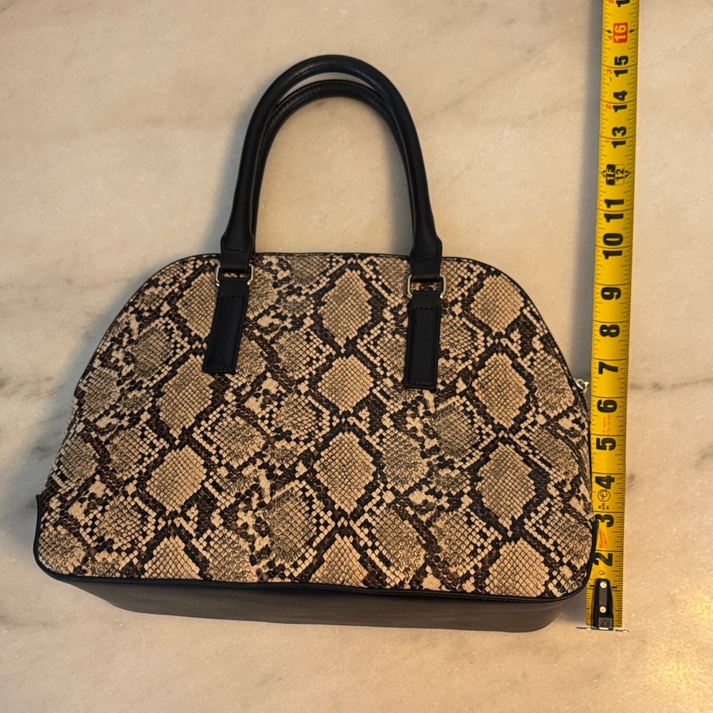 Elegant Black and White Snakeskin Handbag - Picture 5 of 9